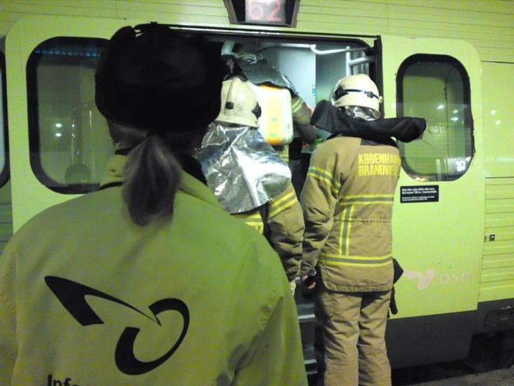 Røgudvikling. Det var røg fra et intercity-tog, som i en kort periode lukkede Hovedbanegårdens togtrafik til Fyn og Jylland. 