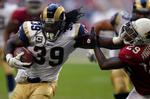 førsteplads. St. Louis Rams Stephen Jackson afviser Arizona Cardinals Dominique Rodgers-Cromartie. Rams ligger til slutspillet trods flere nederlag end sejre. 