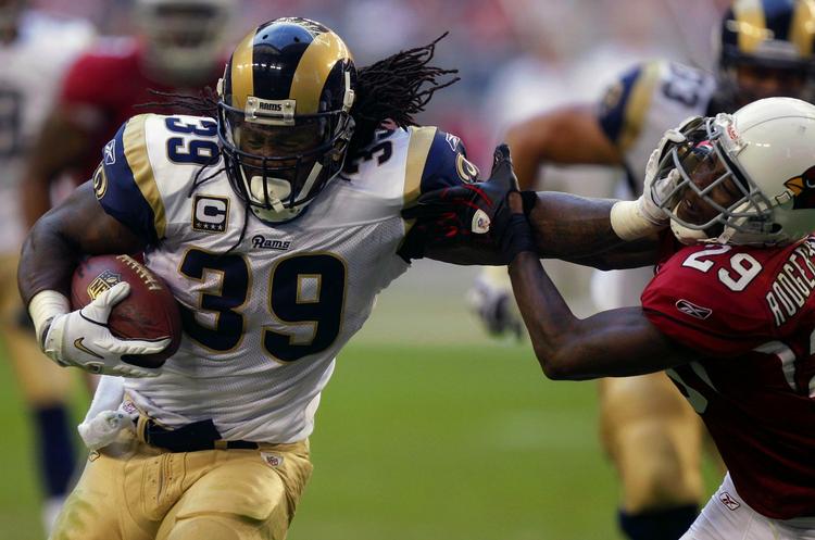 førsteplads. St. Louis Rams Stephen Jackson afviser Arizona Cardinals Dominique Rodgers-Cromartie. Rams ligger til slutspillet trods flere nederlag end sejre. 