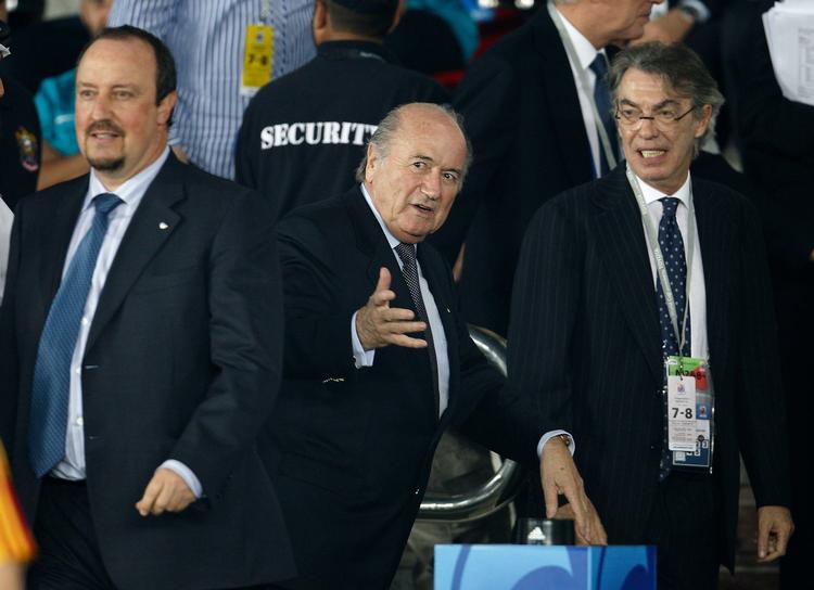 kaotisk. Inter-træner Rafael Benitez (tv) oplever en af de få succeser i klubben sammen med præsident Massimo Moratti (th), da Inter vinder Fifas klubmesterskab med sejr over Mazembe fra DR Congo. 