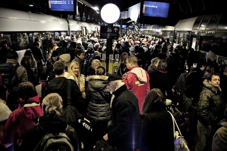 Togkaos. Dårligt vejr og en pludselig røgalarm har skabt kaos på Københavns Hovedbanegård. DSB må nu indsætte busser og at lette situationen. 