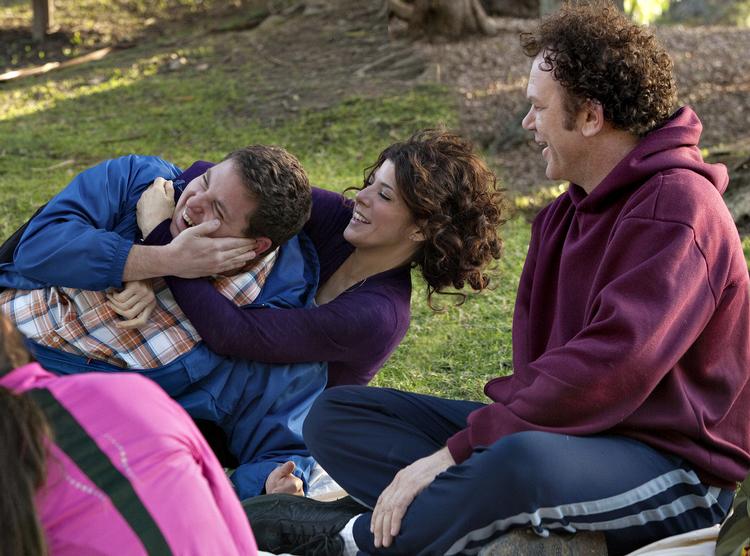 I 'Cyrus' gør den morsyge søn (Jonah Hill) og den nye kæreste (John C. Reilly) alt, hvad de kan, for at udstille hinandens svagheder over for Marisa Tomei. Mens de smiler familielykkeligt til hinanden.