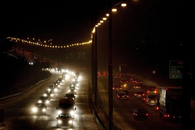 Kø. Motorvejen over Fyn er stort set stoppet trafikken. 