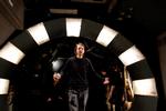 Rumfart. Instruktørelev Nikolaj Feifer sender dansk film i kredsløb med sin afgangsfilm 'Junk Love' og har opbygget en rumskibskulisse på Den Danske Filmskole. 