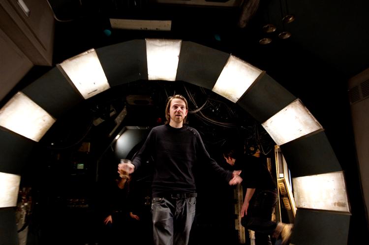 Rumfart. Instruktørelev Nikolaj Feifer sender dansk film i kredsløb med sin afgangsfilm 'Junk Love' og har opbygget en rumskibskulisse på Den Danske Filmskole. 