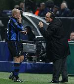 farvel. Alt tyder på, at Esteban Cambiasso (t.v.) og de øvrige Inter-spillere skal forsvare Champions League-titlen med en ny træner ved roret. 