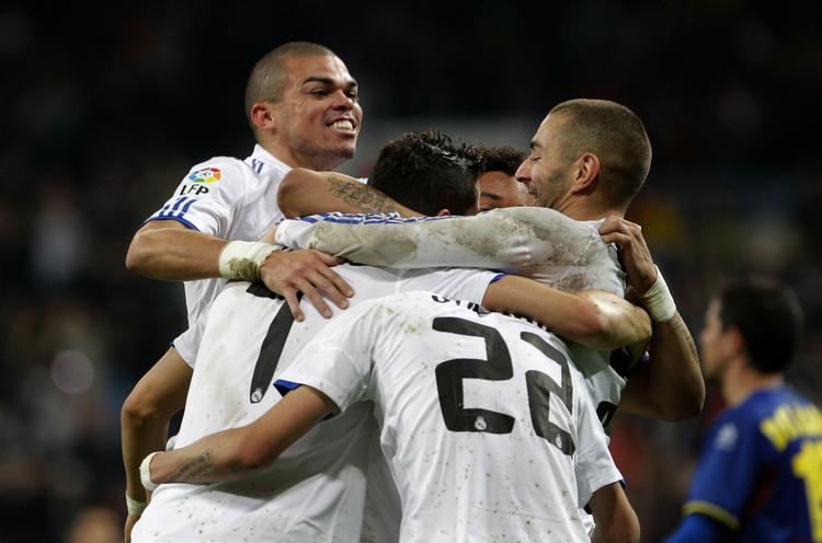 Kongejubel. Real Madrids stjerner  jubler efter en af holdets otte scoringer mod Levante. 