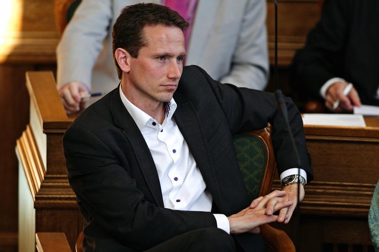 Nægter. Kristian Jensen afviser, at han kendte til, at danske boligejere betalte for meget i ejendomsskatter. 