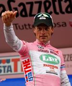Italiens Danilo Di Luca bar i flere dage den rosa førertrøje i maj i år under Giro d'Italia. Arkivfoto. 