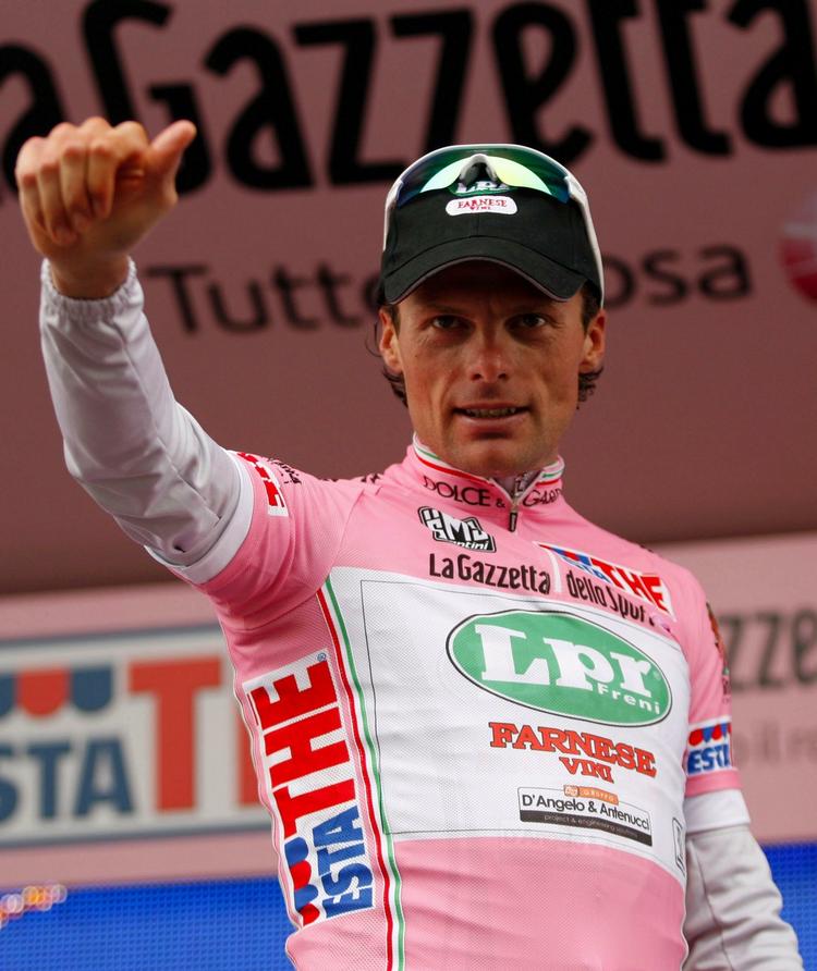 Italiens Danilo Di Luca bar i flere dage den rosa førertrøje i maj i år under Giro d'Italia. Arkivfoto. 