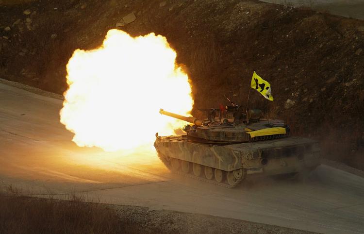 Brag. En sydkoreansk K-1-kampvogn affyrer en ladning under øvelsen. 