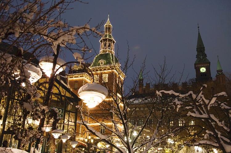 Slottet i tivoli danner ramme om den store juleaftensfest for dårligt stillede familier i Danmark. 