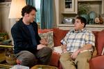 John C. Reilly som hovedpersonen John er vild med den alt andet end harmløse tyksak Cyrus' (Jonah Hill) mor. Foto:  Miracle Film 