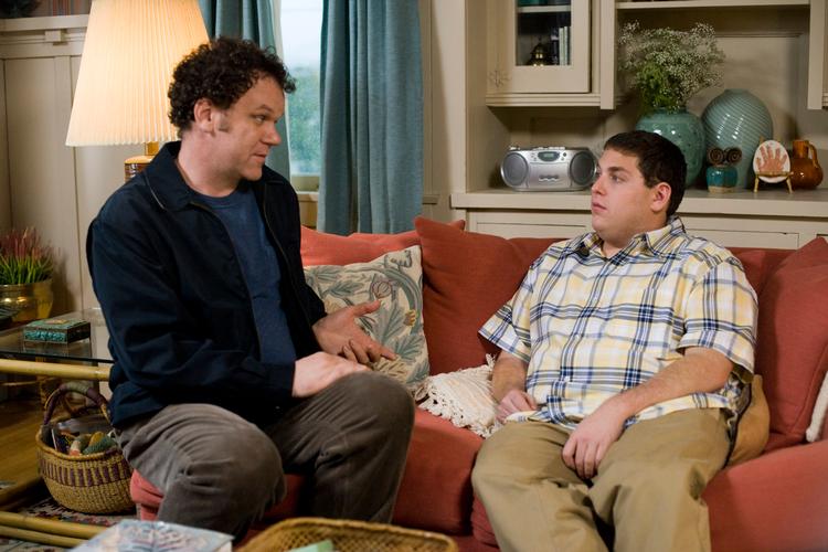 John C. Reilly som hovedpersonen John er vild med den alt andet end harmløse tyksak Cyrus' (Jonah Hill) mor. Foto:  Miracle Film 