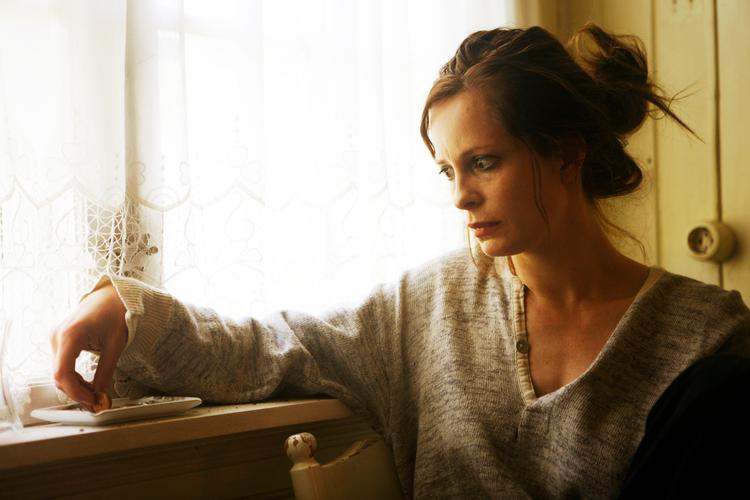 Som barn var hun offer for vold og alkoholisme. Det præger hende som voksen. Maria Bonnevie er fuldkommen fantastisk som Lea i 'Englen'. Foto: Sunrise Film 