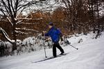 MOTION. Med langrendsski kan man dyrke motion udendørs, selv når jorden er dækket af sne og is. 