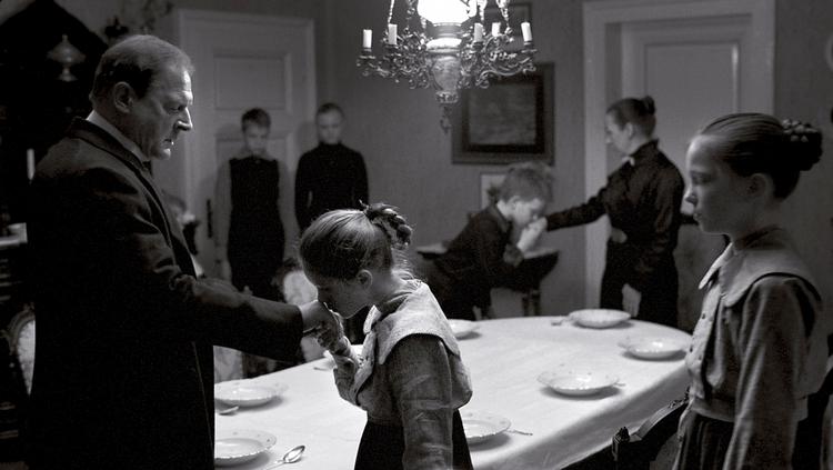 Kvalitet. Ser man på de mange forskellige udtryk for kvalitet i årets danske filmhøst, ser fremtiden mere lovende end truende ud. Her er det fra den tyske film 'Det hvide bånd'. 