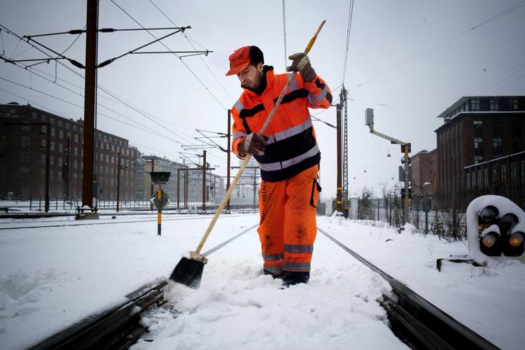 Fejemand. Der ser måske ikke ud af meget, men med en stiv kost holder Murat Aliji og hans sjak togene kørende. 