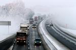 Advarsel. Det er stadig glat mange steder, og især lastbilerne har problemer på motorvejene. 