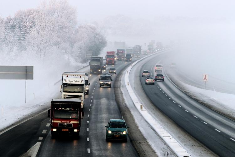 Advarsel. Det er stadig glat mange steder, og især lastbilerne har problemer på motorvejene. 