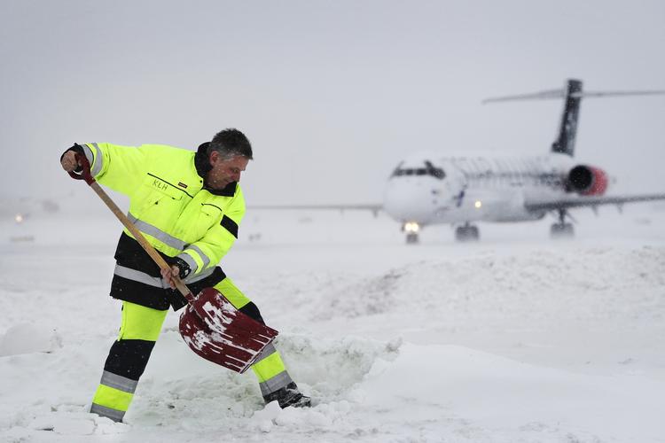 Snerydning. Al disponibelt mandskab kæmper for at holde start- og landingsbaner fri for snemasserne i Københavns Lufthavn. 