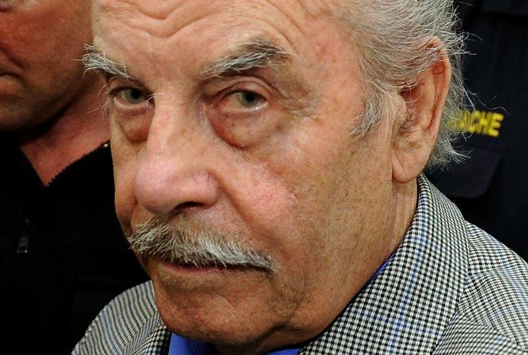 Rædselskælder. Joseph Fritzl's ubehageligheder i sit hus i Østrig ligger formentlig bag beslutningen om at rive huset ned. 