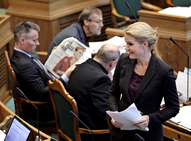 Politik. Oppositionen advarer om økonomiske udfordringer i fremtiden. Henrik Sass Larsen (med avis) og Ole Sohn ses her i Folketingssalen bag S-formand Helle Thorning Schmidt. 
