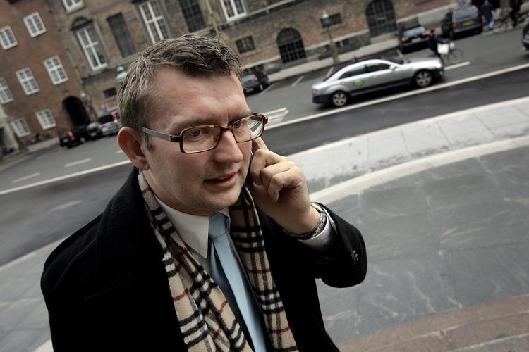 Gaver. Troels Lund Poulsen er klar med 50 millioner kroner til, at firmaer kan betale større julegaver. 