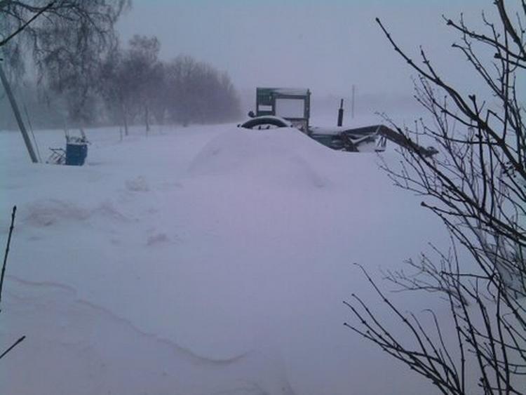 Lukket. Der ligger en tung dyne af sne over Bornholm, hvor kun de pansrede bæltekøretøjer kan komme frem. 