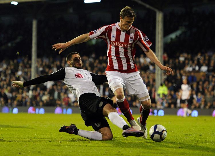 eftertragtet. Tyskeren Robert Huth har udviklet sig til en af de mest nærkampstærke forsvarsspillre i Premier League. Her ses han i en sjælden offensiv aktion mod Fulhams Clint Dempsey. 