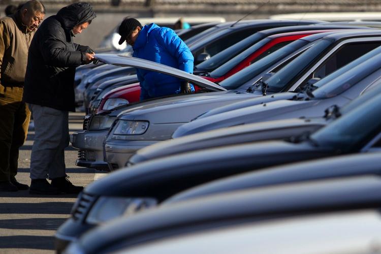 Trafikkaos. Beijing er en af verdens mest forurenede byer på grund af den meget trafik. Nu forsøger bystyret at begrænse antallet af nye købere. 