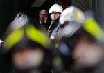 Bombechok. Den chilenske ambassadør i Italien, Oscar Godoy Arcaya (med mobiltelefon), måtte chokeret vente uden for sin ambassade, mens brandvæsen og politi slukkede ilden efter bomben. 