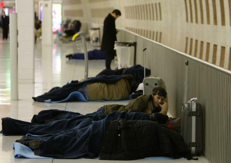 Godnat. En del passagerer måtte overnatte i Charles de Gaulle-lufthavnen i Paris. 