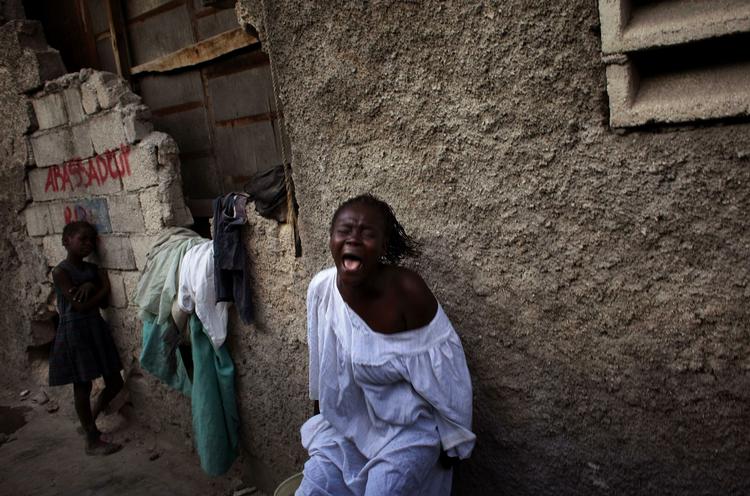 Kolera. Koleraepidemien, der har spredt sig i haiti siden oktober og forårsaget op imod 2000 dødsfald skyldes voodoo, mener vrede menneskemængder. De har nu taget sagen i egen hånd. 