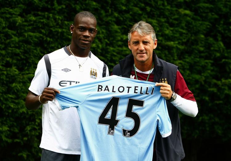 genforenet. Da Mario Balotelli som 17-årige debuterede for FC Inter var Roberto Mancini træner, så italieneren kender den åbentmundende angriber. 