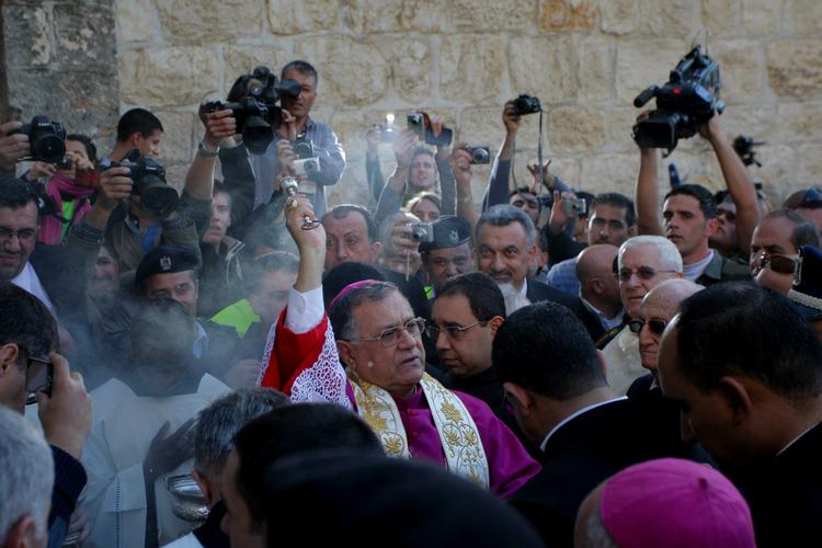 Velbesøgt. Patriaken of Jerusalem, Fouad Twal, holder en velsignelse i Bethlehem. Op imod 100.00 mennesker besøger byen i disse dage. 