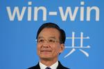 jiabao. Mens USA bløder, rejser Kinas ministerpræsident, Wen Jiabao, til Indien, USA's nærmeste allierede i Sydasien, og tegner kontrakter til et beløb på 16 mia. dollar. 