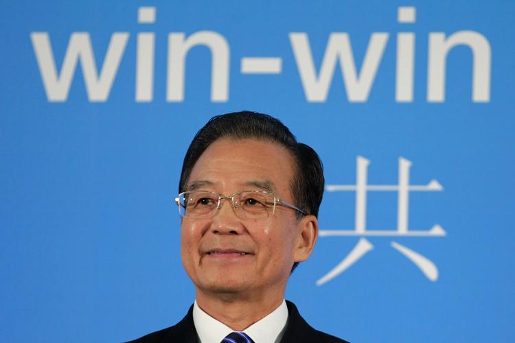 jiabao. Mens USA bløder, rejser Kinas ministerpræsident, Wen Jiabao, til Indien, USA's nærmeste allierede i Sydasien, og tegner kontrakter til et beløb på 16 mia. dollar. 