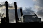 Varme. Dong Energy leverer varme til vinterkolde danske hjem, men selskabets kul bliver brudt under kummerlige forhold i russiske miner. 
