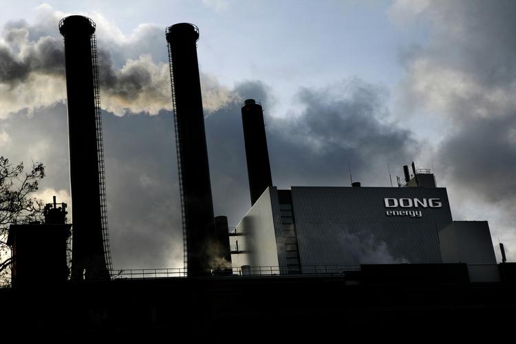 Varme. Dong Energy leverer varme til vinterkolde danske hjem, men selskabets kul bliver brudt under kummerlige forhold i russiske miner. 