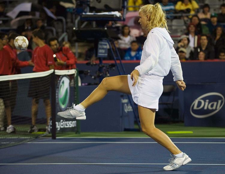 boldtalent. Fodbold eller tennis. Caroline Wozniacki kan begge dele, men er hun bedre til tennis end FC København er til fodbold? 