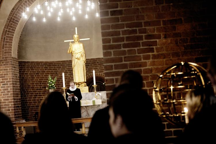 Kulturkirke. Juleaften gik over en million danske i kirke. I går søndag var tallet næppe langt over hundrede tusind. 