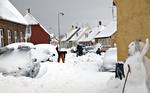 Øv. Snemasserne gjorde det stort set umuligt at komme i byen lørdag aften i Rønne og fejrer 1. juledag, oplyser politiet. 