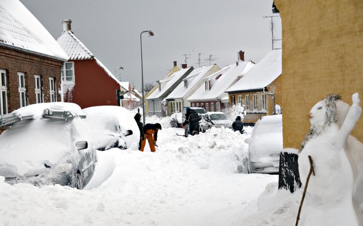 Øv. Snemasserne gjorde det stort set umuligt at komme i byen lørdag aften i Rønne og fejrer 1. juledag, oplyser politiet. 