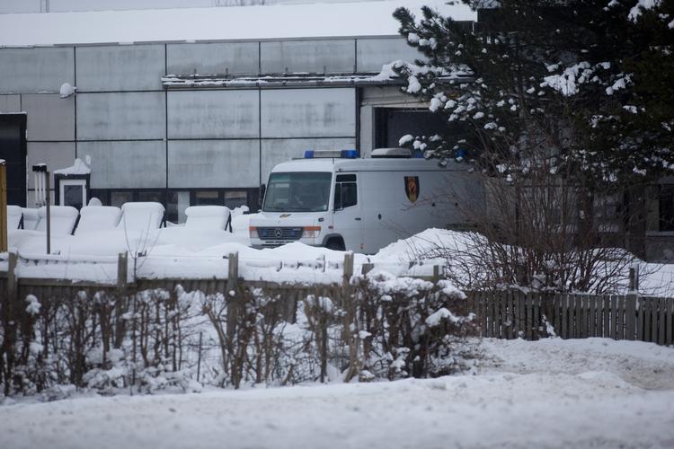 Kanonslag. Politiet i færd med at tømme lageret for det ulovlige fyrværkeri. 
