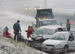 Storm. Sneen er begyndt at give massive problemer i den nordøstlige del af USA. Her i New Jersey, hvor vejene er blevet glatte. 