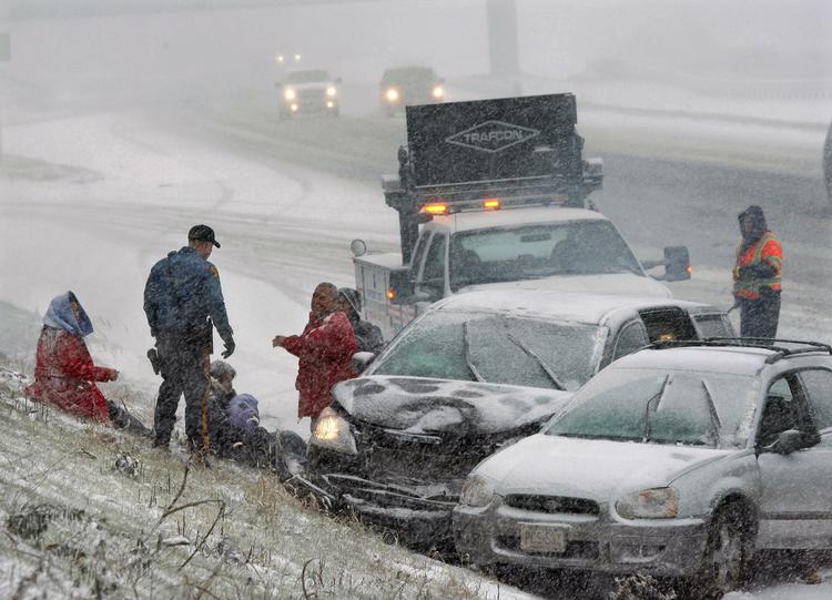 Storm. Sneen er begyndt at give massive problemer i den nordøstlige del af USA. Her i New Jersey, hvor vejene er blevet glatte. 