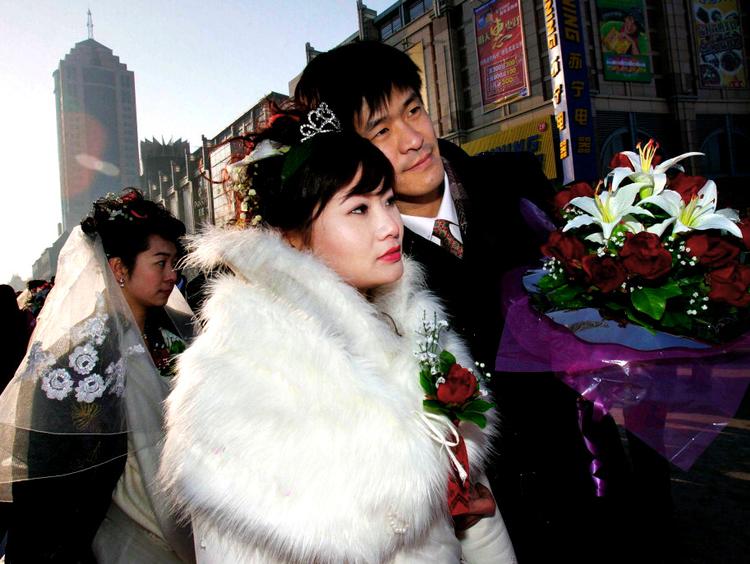 Drømmen om en rig mand. Stadig flere kinesiske studerende tilbyder at være 'konkubiner' for eller indgå ægteskab med ældre mænd. Kravene er enkle: Mændene skal have et godt job, hus, bil og mange penge. Arkivfoto: Elizabeth Dalziel/AP 