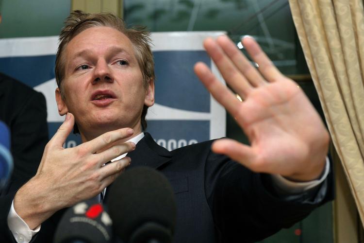 Selvbiografi. Julian Assange tjener millioner på selvbiografi. Det er penge, han behøver til sin igangværende retssag. 
