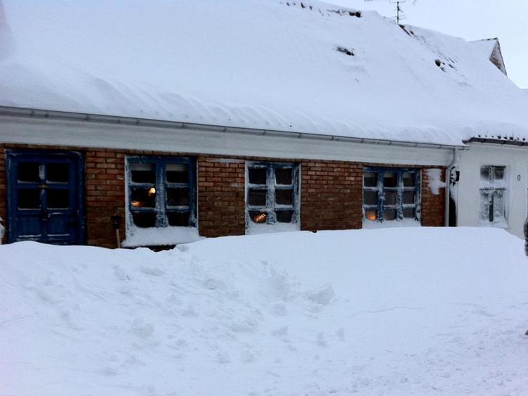 Vinterkaos.  Mange bornholmere er mere eller mindre sneet inde. Her en situation fra Rønne. 